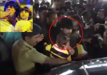 watch srk protects son abram as crowd mobs them outside toy store