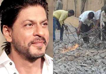shah rukh khan to pay rs 2 lakh as charge of demolished ramp outside mannat