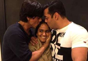 epic moment shah rukh and salman bless the bride arpita together see pics