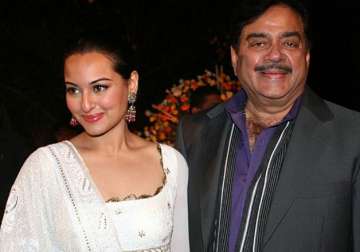 shatrughan sinha won t share any frame with daughter sonakshi in akira