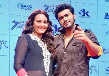 sonakshi rebuffs dating rumours with tevar co star arjun kapoor