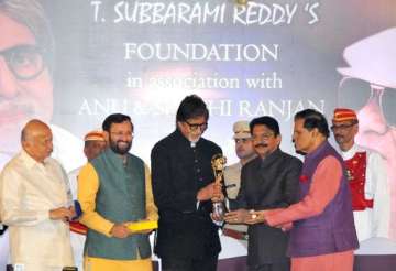 amitabh bachchan honoured with yash chopra memorial award