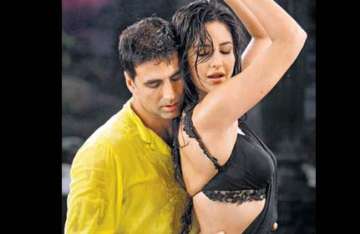 katrina s sizzling rain song with akshay in de dana dan