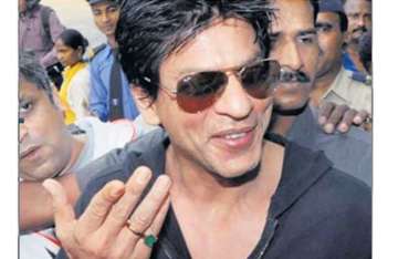 for good health srk wears an emerald ring