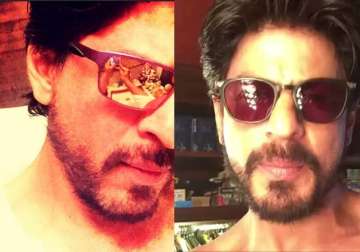 shah rukh khan goes shirtless to thank fans for 13 mn twitter followers see pics