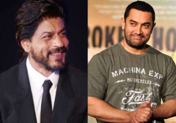 intolerance row shah rukh defends aamir asks why politicians are not targeted
