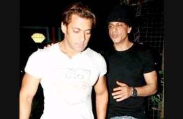 shahrukh salman keep safe distance again