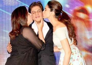 farah deepika s kissing spree with shah rukh khan