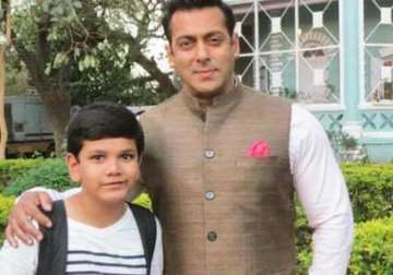 salman khan gets clicked with kids on prem ratan dhan payo sets