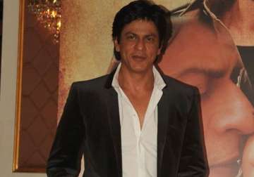 srk undergoes knee surgery advised rest