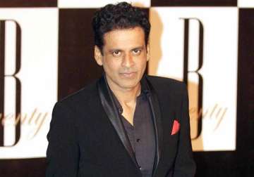 manoj bajpayee observes two minutes silence for peshawar attack victims with duronto unit