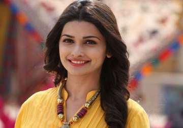 pracchi desai judges indo pak talent show in kuwait