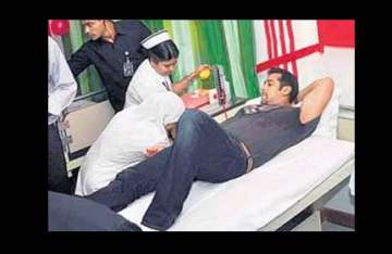 salman khan donates blood
