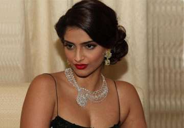 sonam kapoor transferred to mumbai hospital for swine flu treatment