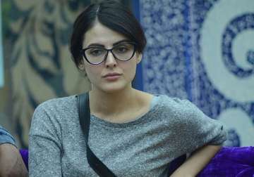 bigg boss 9 mandana karimi to leave the show midway