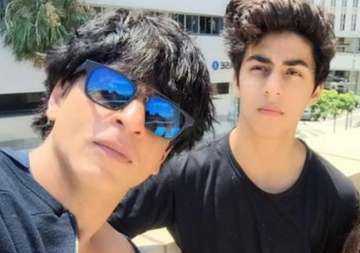shah rukh khan s witty remark on son aryan s acrobatic act will make you laugh