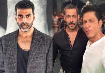 akshay kumar takes a dig at salman aamir shah rukh for releasing movies only on festivals