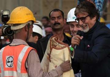 amitabh bachchan donates his silsila jacket to labourer