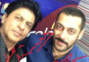 srk salman takes a bhaibhai selfie on bigg boss 9