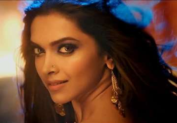 deepika padukone to show some sizzling moves in happy new year s lovely watch video