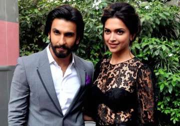 ranveer singh couldn t take his eyes off deepika padukone