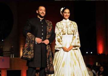 is salman taking help from entire bollywood to promote prem ratan dhan payo