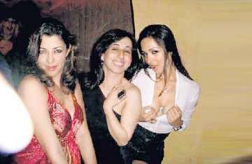 munni shows off her assets at a bollywood party