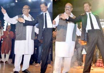 shah rukh khan makes politician amar singh dance see pics