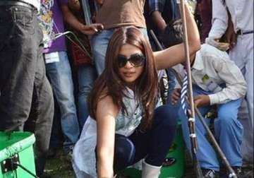 priyanka chopra joins clean india campaign cleans garbage