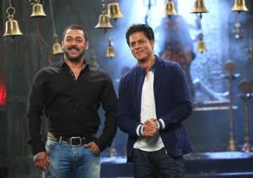 bigg boss 9 whoa shah rukh and salman take entry inside house contestants go crazy