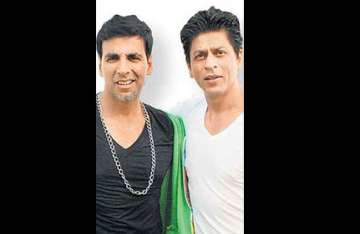 akshay kumar recommends water therapy to srk