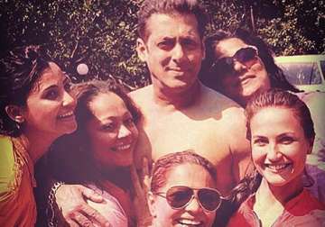 salman khan celebrates holi with preity daisy eli and the family see pics