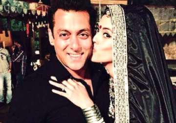 salman khan gets kissed by a mysterious woman on v day