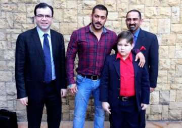 salman khan meets his little fan from pakistan