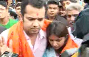 rahul and dimpi come together in public visit temple