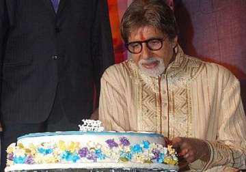 coolies celebrate amitabh bachchan s birthday