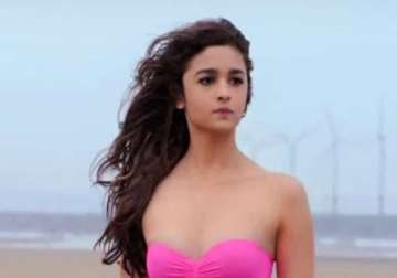 alia bhatt steals shaandaar trailer with hot bikini look