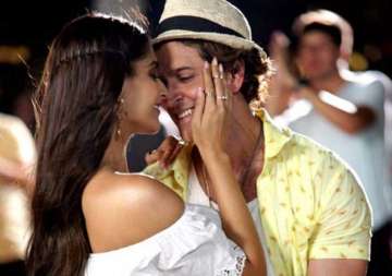 after dheere dheere crosses 20 mn views sonam kapoor requests hrithik roshan for a movie