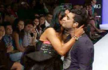 koena mitra kisses designer rajat tangri on ramp