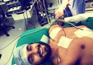 ranveer singh live tweets his surgery with a selfie from inside the operation theatre