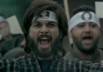 haider aao na song review shahid s rancorous act and boisterous music fit the bill watch video
