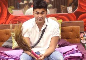 bigg boss 8 sixth eviction aarya babbar waves goodbye