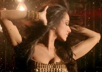 shraddha kapoor shows kinky and funky moves in ungli s item number dance basanti watch video