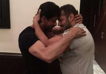 shah rukh accepts salman s invitation to promote dilwale on bigg boss 9