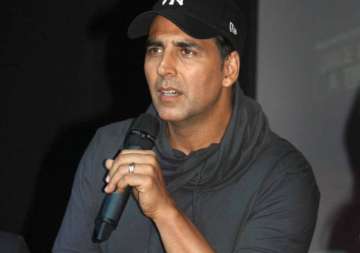 akshay kumar keeps promise hands over rs 11 lakh cheque to deceased stuntman s family