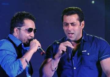 team bajrangi bhaijaan in delhi salman sings with mika