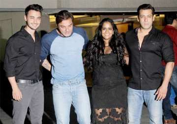 police interrupts party at salman khan s residence