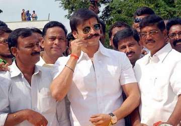 vivek oberoi visits anantapur pays tributes to ravi