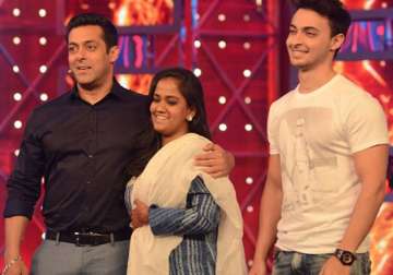 salman khan s baby sister arpita spotted with a baby bump watch pics