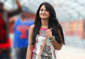 anushka shetty to get a special video from rudhramadevi director on birthday